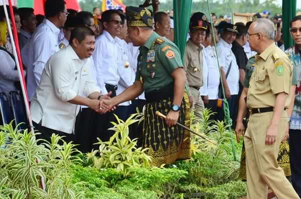 Dari Tanam Perdana Padi di Siak, Bupati Amril Mukminin Ajak masyarakat Kelola Lahan Kosong Jadi Pert