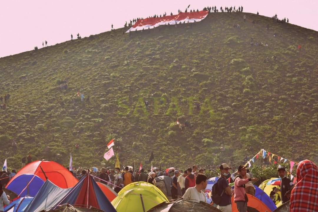 Organisasi SAPATA Kibarkan Bendera Merah Putih Dibukit Kaba