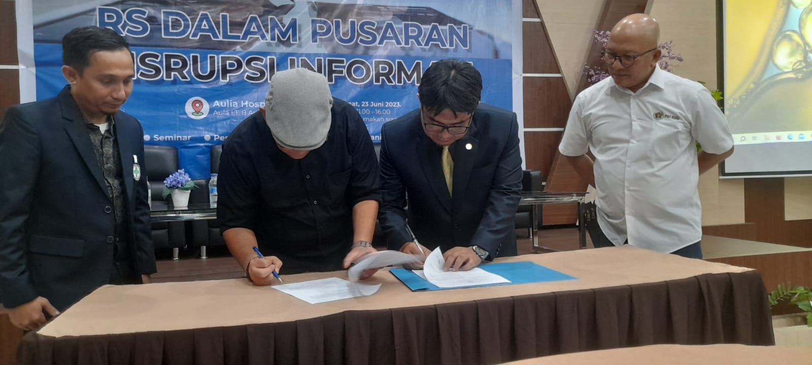Saling Dukung, PWI Riau-Persi Riau Teken MoU