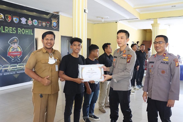 HUT Rohil Ke-23, Kapolres Rohil Serahkan Hadiah Kepada Pemenang Lomba Video Kreatif