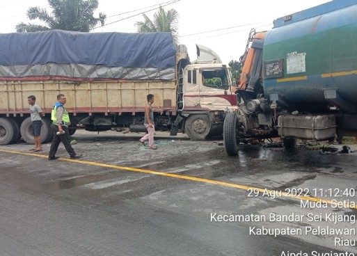 Truk Tronton Laga Kambing Dengan Truk Tangki