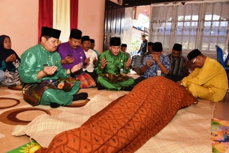 Usai Pimpin Hardiknas, Bupati Bengkalis Bersama Rombongan Melayat ke Rumah Duka H Isnanung