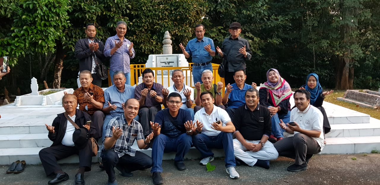 Rektor dan Dosen Pascasarjana UIR Ziarah Akademik ke Makam Tuanku Tambusai