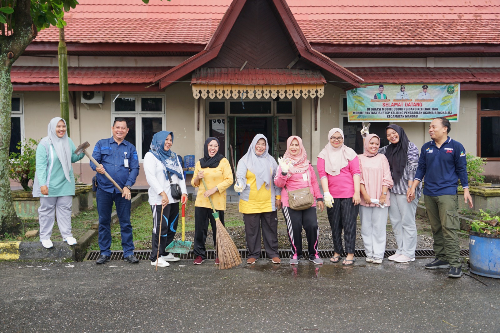 Sambut Ramadhan, Pegawai Kantor Camat Mandau Lakukan Gotong Royong.