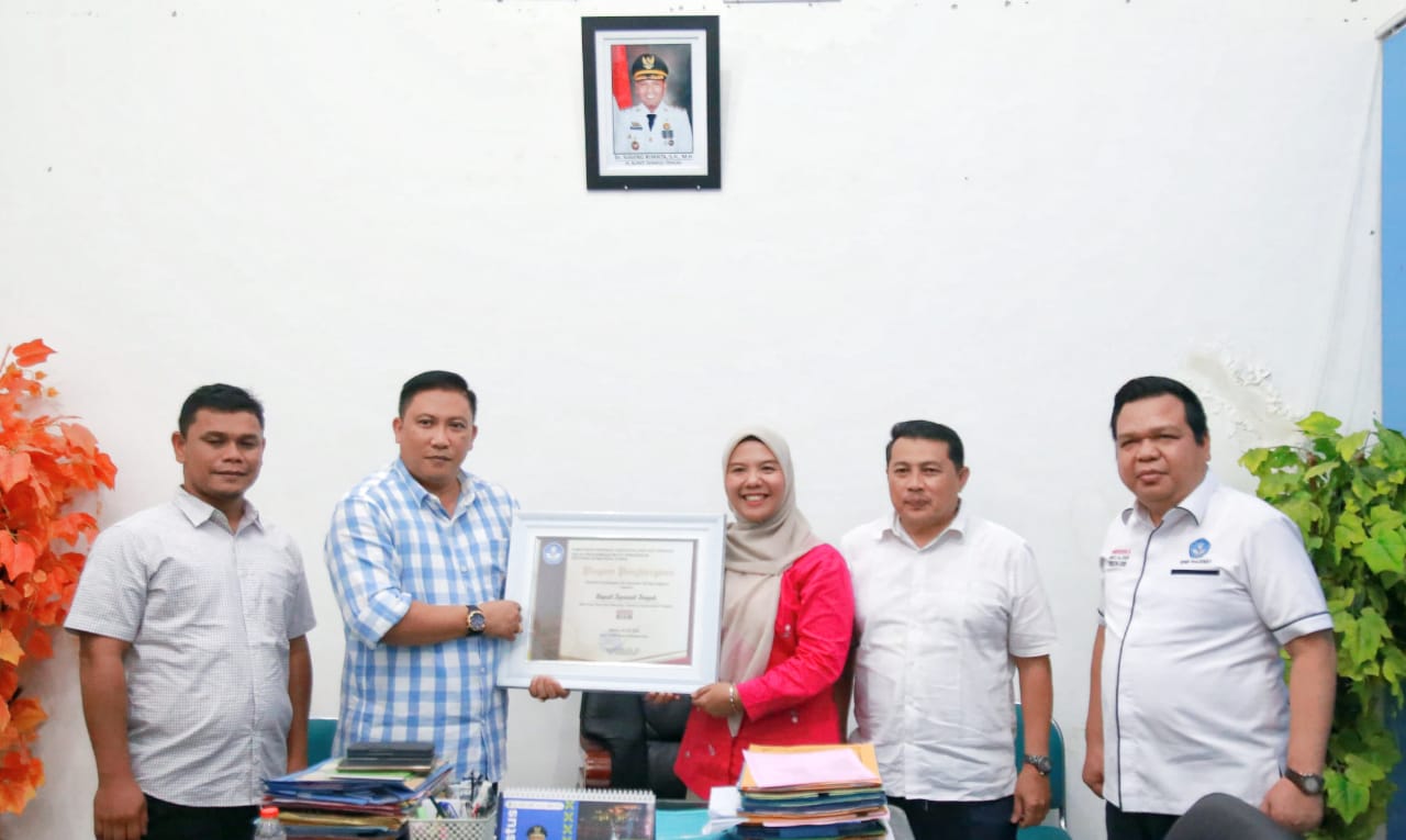 Pj Bupati Tapteng Dan Disdik Tapteng Terima  Piagam Penghargaan Merdeka Belajar.