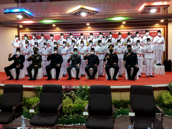 Bupati Afrizal Sintong Kukuhkan Paskibraka 2021