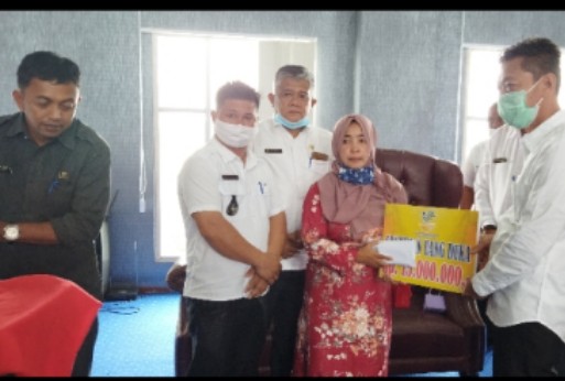 Bupati Serahkan Bantuan Uang Duka Kepada Keluarga Korban di Mangsa Buaya
