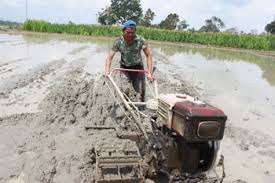 Dukung Swasembada Pangan, Pemkab Inhu Serahkan Bantuan Mesin Handtraktor