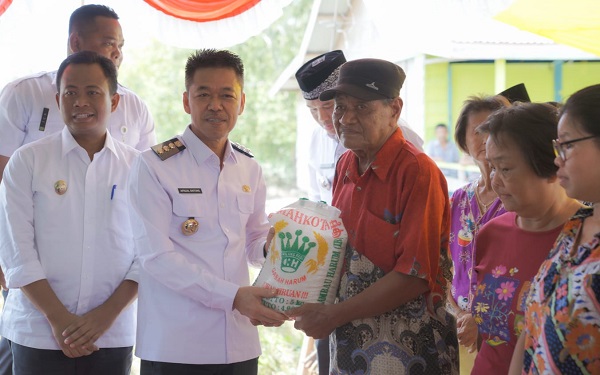 Bupati Rohil Lakukan Peletakan Batu Pertama Pembangunan Jembatan Penghubung Sinaboi