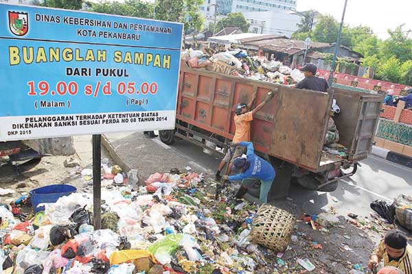 DLHK Pekanbaru Ingatkan Warga Buang Sampah Hanya Pukul 05.00 WIB dan 19.00 WIB ke TPS