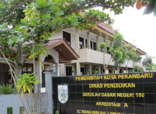 Hampir Setahun, Murid Kelas Satu SD 180 Pekanbaru Belum Dapat Seragam Sekolah.