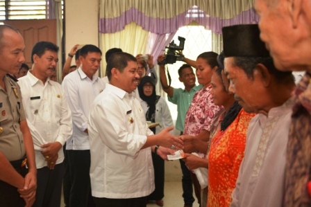  Bupati Amril Salurkan Bantuan PKH Tahap Pertama