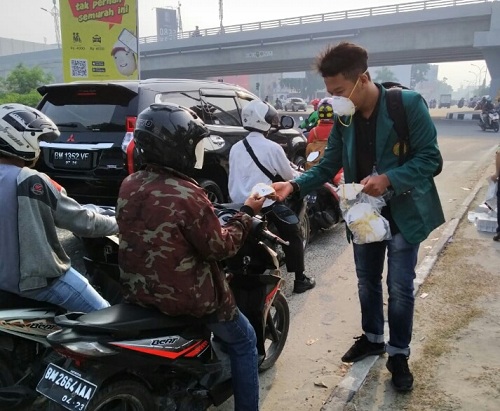 Gandeng Mahasiswa UMRI dan UIR, PT Arara Abadi Bagikan Masker Pada Pengendara