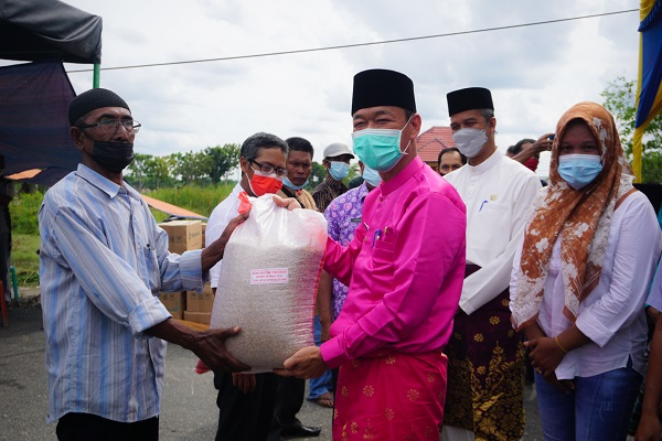 Bupati Rohil Serahkan Bantuan Pertanian Untuk Masyarakat 