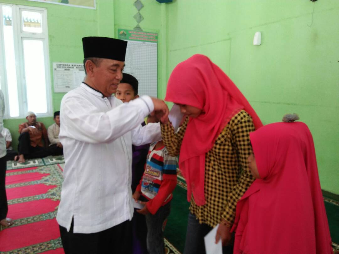 Bupati H.M.Harris Beri Santunan Anak Yatim dan Kaum Dhuafa di Kecamatan Payung Sekaki