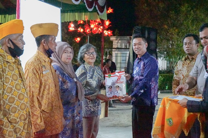 Bupati Rohil Serahkan Penghargaan Kepada Veteran dan Paskibraka
