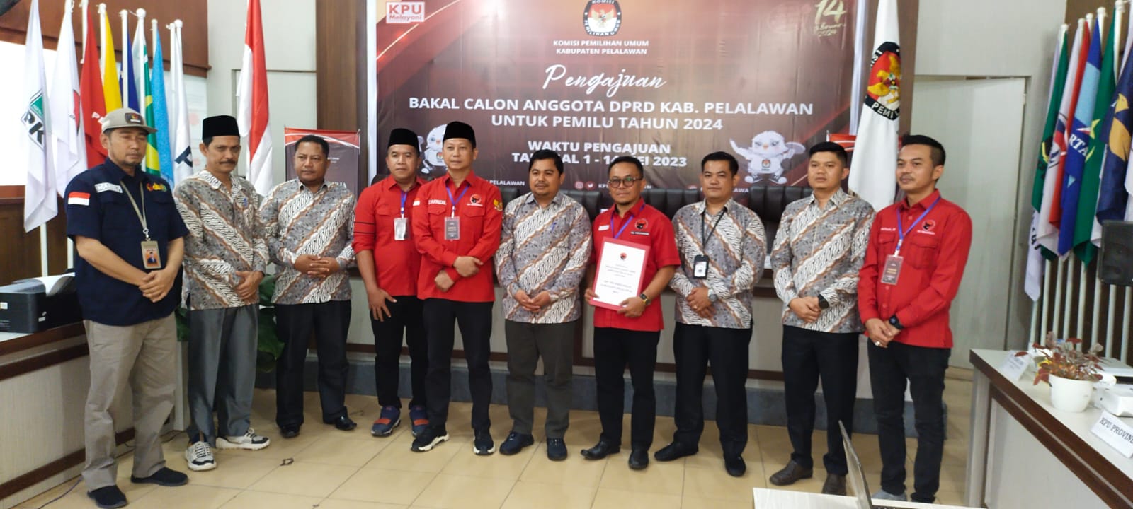 Sesuai Instruksi Partai, PDIP Pelalawan Ikut Daftarkan Bacalegnya ke KPU Secara Serentak