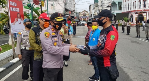 Polres Rohil Bagikan Masker dan Kampanyekan Jaga Jarak Bersama Forkopimda