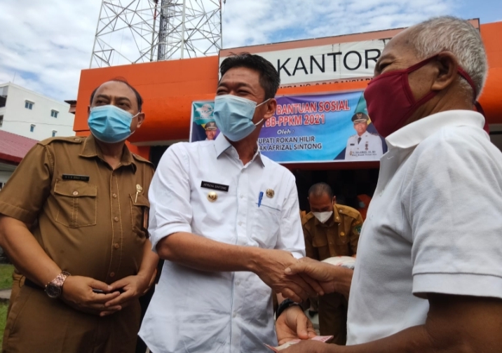 Serahkan Bantuan Sosial Tunai dan Beras Miskin, Bupati Minta Penyaluran Tepat Waktu