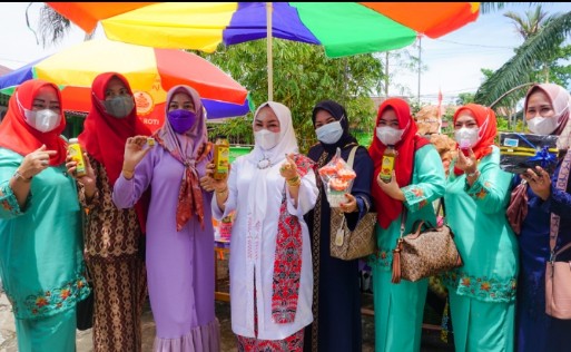 Support UMKM, Ketua PKK Rohil Kunjungi Stand Bazar dan Beli Berbagai Hasil Kerajinan