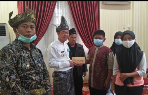 Peduli Yatim Piatu korban Covid-19,  Bupati Rohil Bantu Modal Usaha