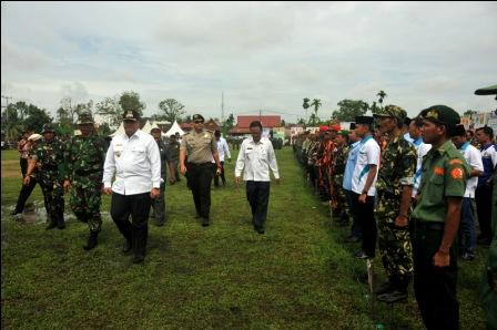 Irup Pembukaan TMMD, Bupati Yopi Periksa Pasukan Dengan Berjalan Kaki
