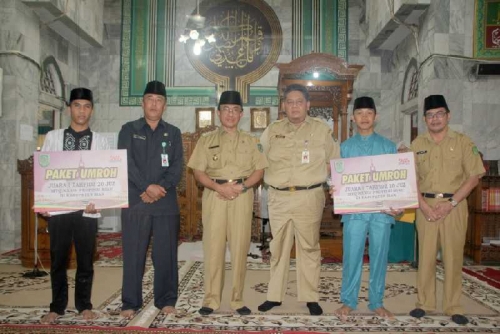 Pemkab Inhil Serahkan Hadiah Umrah untuk 2 Kafilah Inhil Yang Berhasil Menyabet Medali Emas