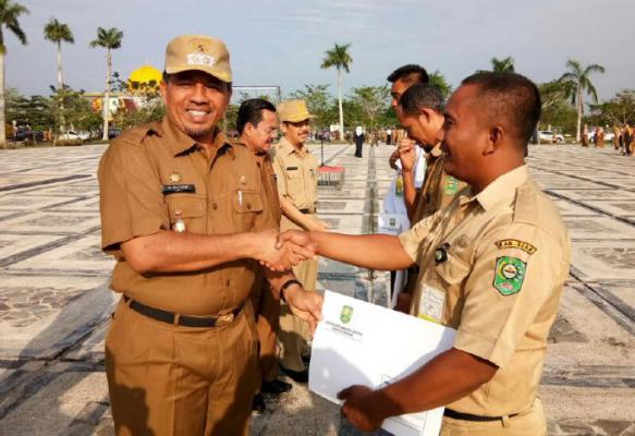 Diserahkan Wabup, 556 Pegawai PemkaB Siak Terima SK Kenaikan Pangkat