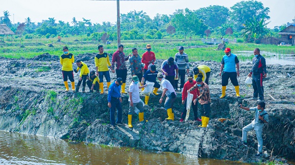 Kamis Bersih, Bupati Dan Wabup Tanam Ratusan Pohon Buah Buahan