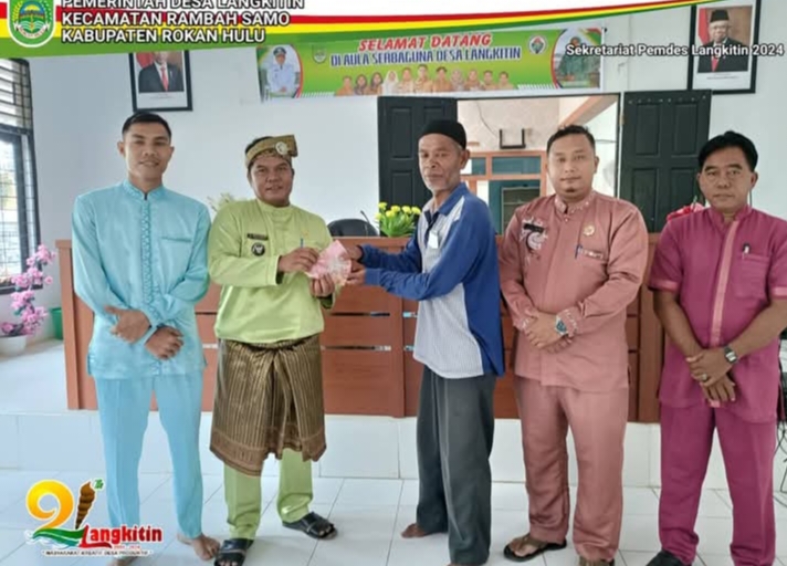 Ringankan Beban Warga, Kades Langkir Salurkan BLT-DD Tahap 11-12  