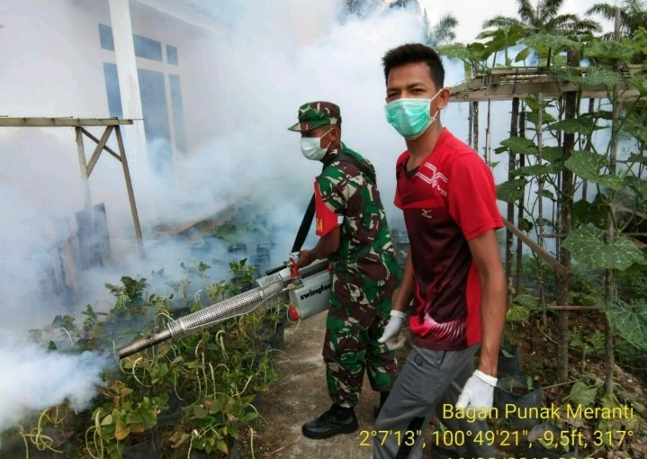 Koramil 01/Bangko Fogging Lingkungan Masyarakat Bagan Punak