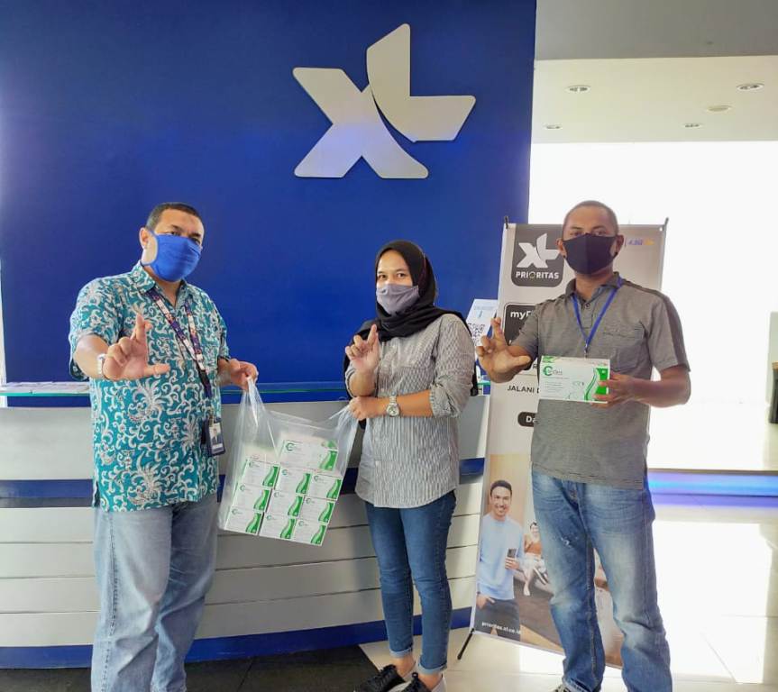 Cegah Penyebaran Covid-19, Perusahaan XL Axiata Bagikan Masker Kepada Wartawan