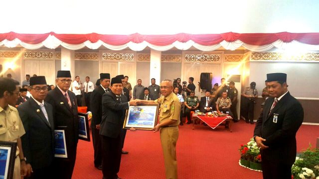 Keuangan, Wabup Rohul Terima Penghargaan dari Menkeu RI