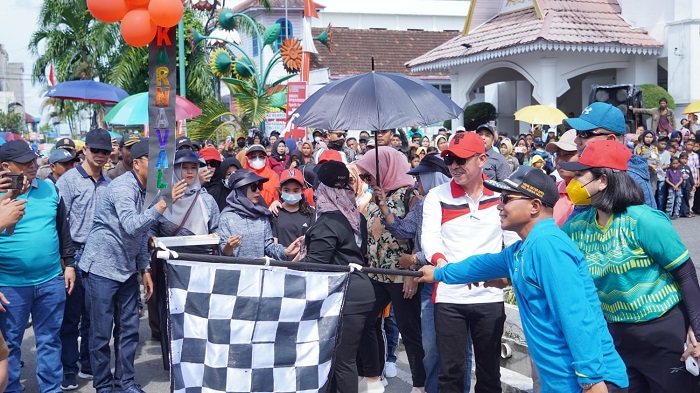 Meriahkan HUT RI ke-76, Bupati Rohil Lepas Peserta Karnaval 