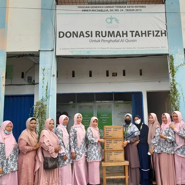 IKWI Riau Serahkan Wakaf Alquran ke Rumah Tahfiz Yayasan Generasi Umat Terbaik.