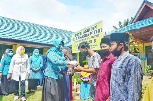 Dukung Program Pemerintah Putus Covid-19, Ketua TP PKK Riau Bagikan 10.000 Masker 