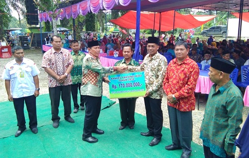 Hari Jadi Desa Pasir Luhur Ke 28 Bupati Rohul Serahkan Sertifikat PTSL