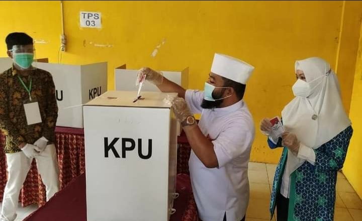 Bersama Istri Tercinta, Walikota Helmi Hasan Gunakan Hak Suaranya di TPS 03