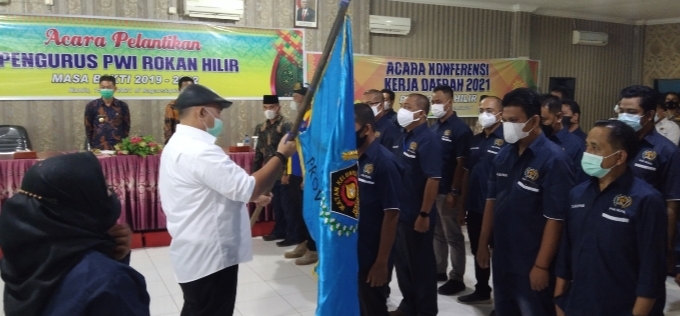 Dihadiri Bupati Dan Wabup, Zulmansyah Sekedang Lantik Pengurus PWI Rohil