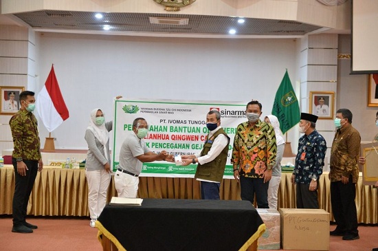 Pengusaha Sawit Serahkan 187.000 Masker Kepada Masyarakat Riau