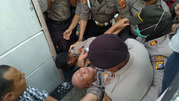 Kapolresta Pekanbaru Pingsan Terinjak-injak Massa Saat Amankan Pendemo