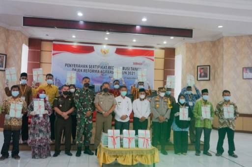 Bupati Afrizal Serahkan 1500 Sertifikat Tanah untuk Masyarakat Pekaitan