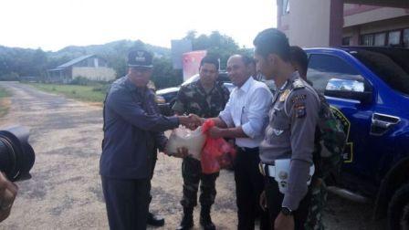 Bank Riau Kepri Serahkan Bantuan 300 Paket Sembako Kepada Korban Banjir
