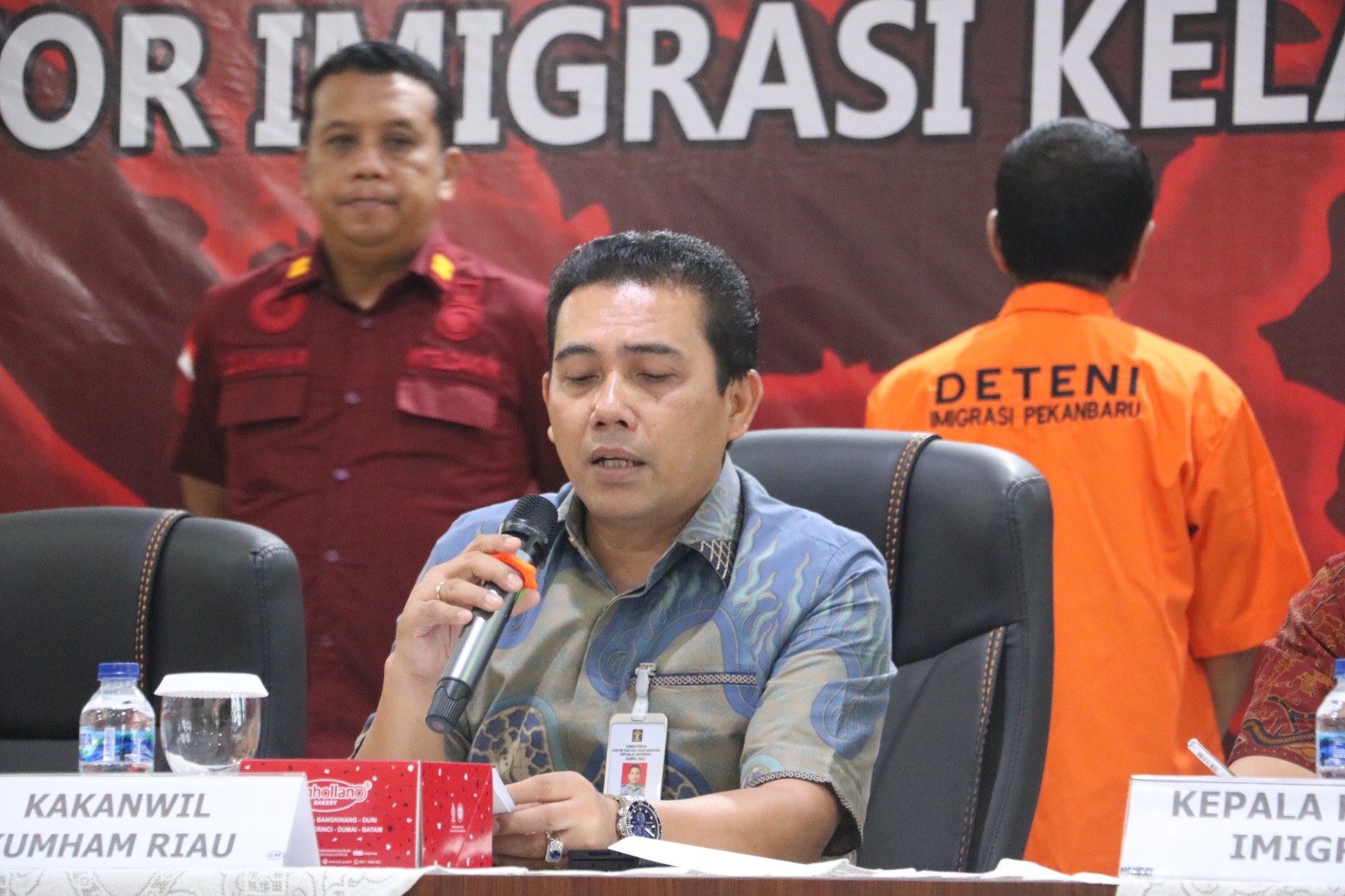Imigrasi Pekanbaru Serahkan Tersangka WNA Kasus Pelanggaran Tindak Pidana Keimigrasian ke Kejaksaan
