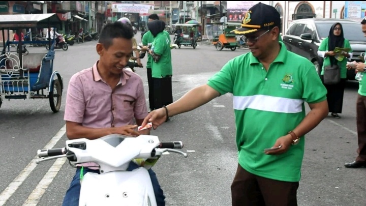 Kejari Rohil Bagi-bagi Kaos dan Stiker Anti Korupsi