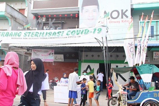 AOK Team Millenial Bagi-Bagi Takjil Kepada Masyarakat