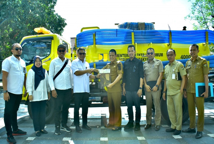 Pemkab Kampar Terima Hibah Mobil Tinja dari Kementerian PUPR 