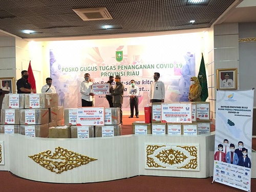 PERTAMINA Bersama Tim SATGAS BUMN Peduli Penanganan Coivd-19 Riau Serahkan Bantuan APD 