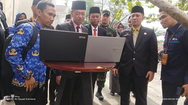 Pjs Bupati Rohil Distribusikan Zakat Kepada Masyarakat Berdampak Covid-19