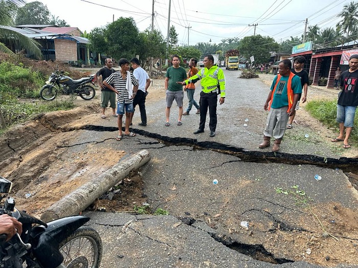 Respon Cepat Polri Bantu Perbaiki Gorong-Gorong Amblas  Di Surau Gading
